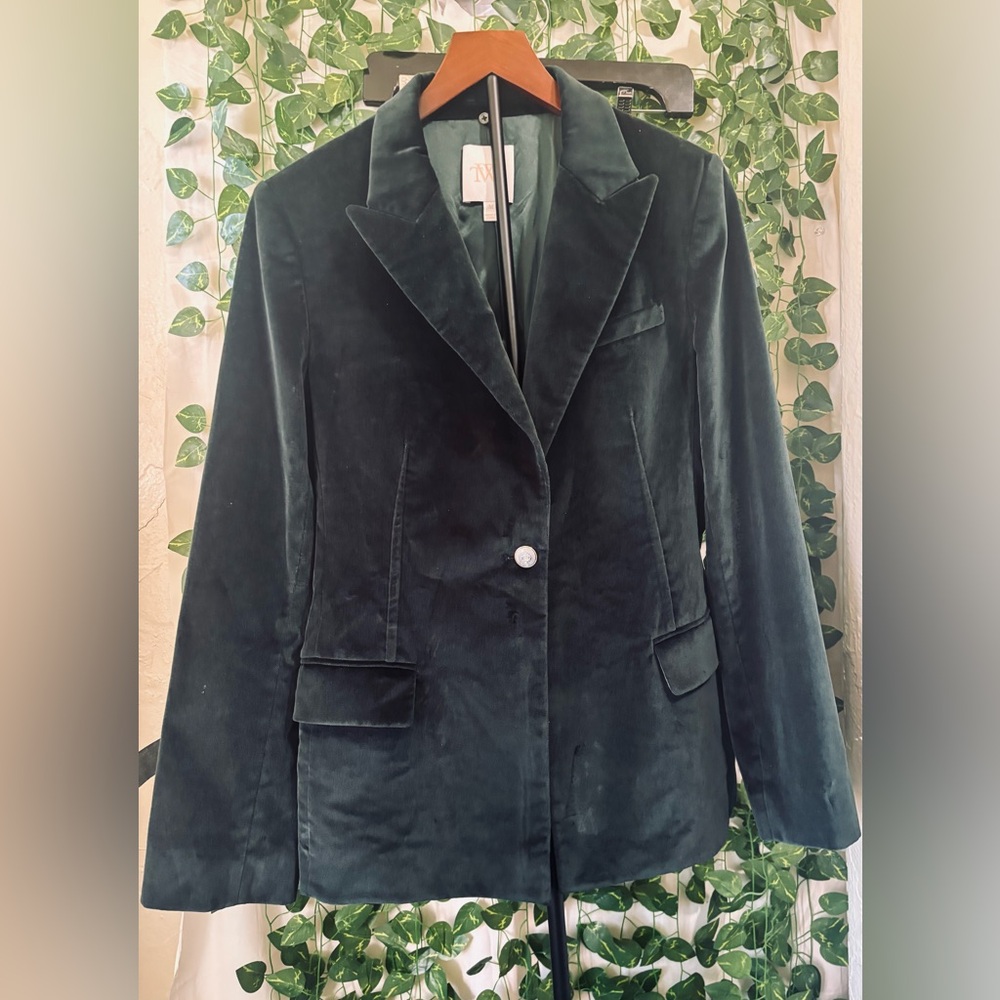 Luxurious Velvet Blazer in Deep Green